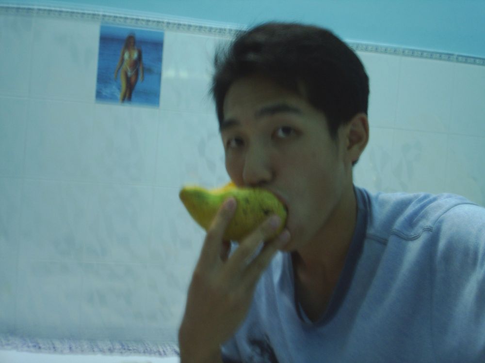 시장에서 산 맛있는 망고를 먹으며 찍은 사진
